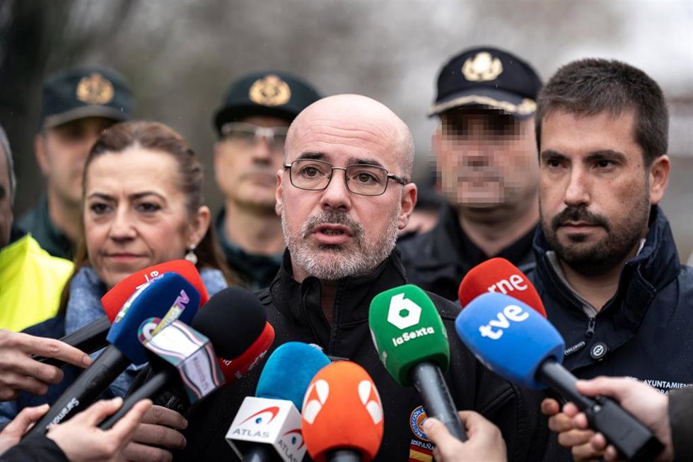 Archivo - (I-D) La directora general de Protección Civil y Emergencias, Virginia Barcones, el delegado de Gobierno en la Comunidad de Madrid, Francisco Martín, y el alcalde de Mejorada del Campo, Jorge Capa, atienden a los medios de comunicación durante