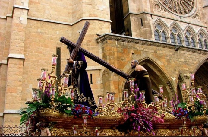 El Nazareno de León, de gran devoción, sobre las antiguas andas de San Gonzalo, procesiona junto a la Catedral.