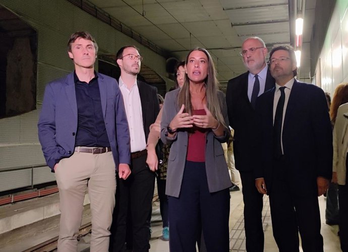 La líder de Junts en el Congrés, Miriam Nogueras, juntament amb els diputats en la Cambra baixa Isidre Gavin, Eduard Pujol, el diputat en el Parlament Salvador Vergés, i el regidor de Junts al Prat Gerard Valverde, visiten la futura estació.