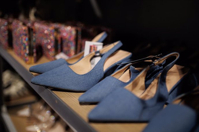 Archivo - Zapatos expuestos durante la inauguración de la tienda efímera de Shein, en el ABC Serrano, a 26 de abril de 2024, en Madrid (España). La tienda de Shein abre sus puertas desde mañana, el 27 de abril, hasta el 5 de mayo, convirtiéndose en el  'p