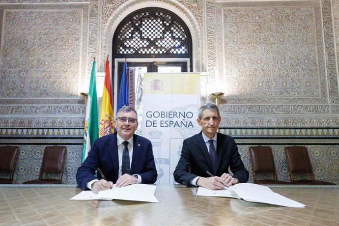 Firma del acuerdo con la Subdelegacion del Gobierno en Granada entre el subdelegado, José Antonio Montilla, a la izquierda en la imagen, y el presidente de la Fundación Unicaja, José Manuel Domínguez