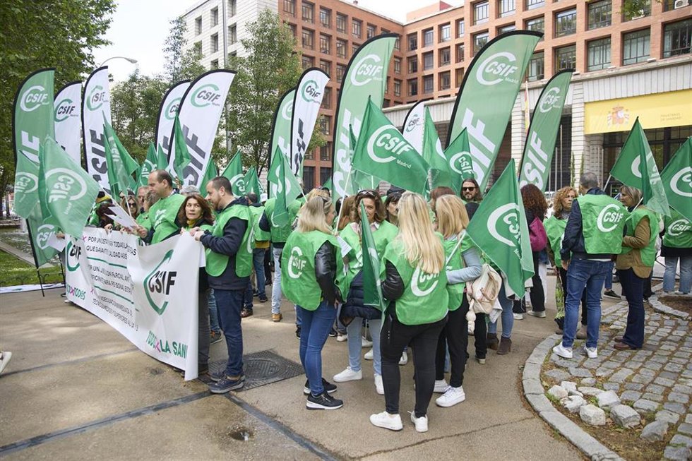 Decenas de personas durante una concentración ante la sede del Ministerio de Sanidad, a 14 de mayo de 2025, en Madrid (España).
