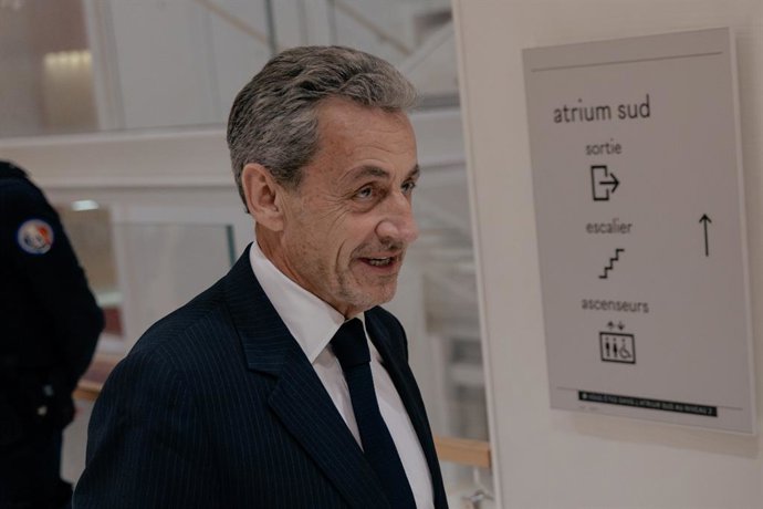 Archivo - Arquivo - 8 de abril de 2025, Paris, França, França: O ex-presidente francês Nicolas Sarkozy deixa o tribunal com sua esposa no último dia de seu julgamento sob a acusação de financiamento ilegal de campanha da Líbia para sua candidatura preside