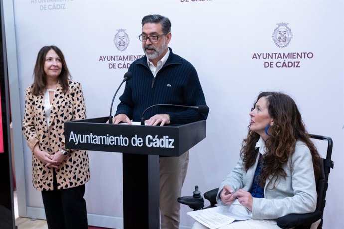 El concejal de Movilidad, José Manuel Verdulla, acompañado por la edil de Accesibilidad, Nuria Álvarez, y la consejera territorial de la ONCE en Andalucía, Silvia Rodríguez García, en rueda de prensa.