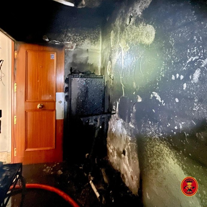 Dos heridos por inhalación de humo tras quedar atrapados en el balcón de su casa incendiada