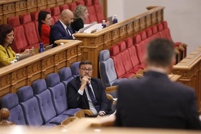 El consejero de Educación, Cultura y Deportes de Castilla-La Mancha, Amador Pastor, atiende en el Pleno de las Cortes durante la intervención del parlamentario del PP, Ignacio Manuel Redondo Alba.