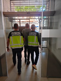 Agentes de la Policía Nacional con el detenido.