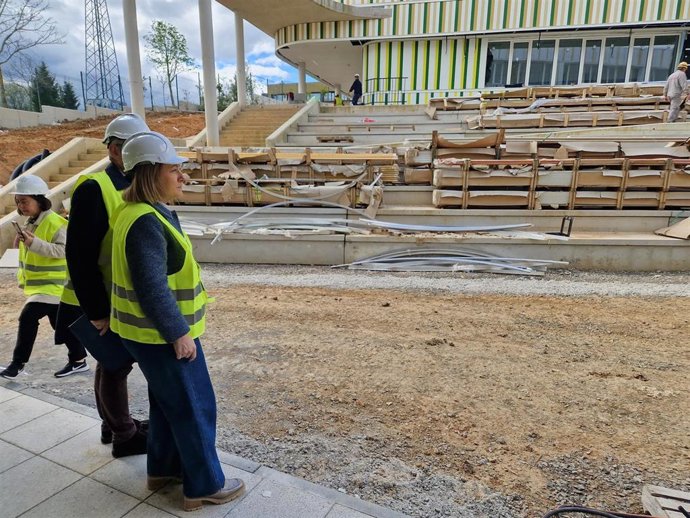Archivo - La consejera de Educación, Lydia Espina, visita las obras del IES 'Margarita Salas' de la Corredoria en Oviedo.