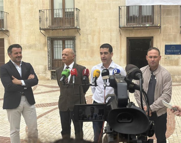 El exfutbolista Nino ha animado a la afición del Elche CF a sacar sus banderas a los balcones para lograr el ascenso a Primera División.