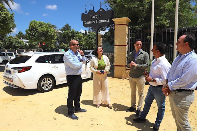 El concejal de Servicios Públicos de Jerez, Jaime Espinar, con los representantes de Tele-Taxi en la puerta de la Feria.