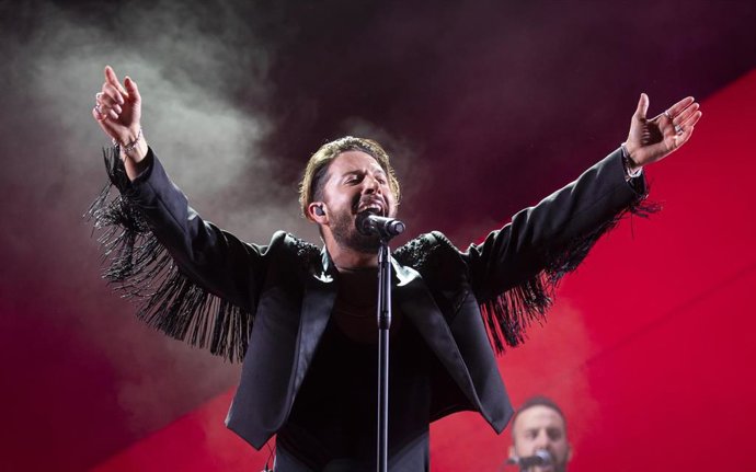 Archivo - El cantante Manuel Carrasco durante el concierto de la gira 'Corazón y Flecha' en el estadio de la Cartuja. (imagen de archivo)  