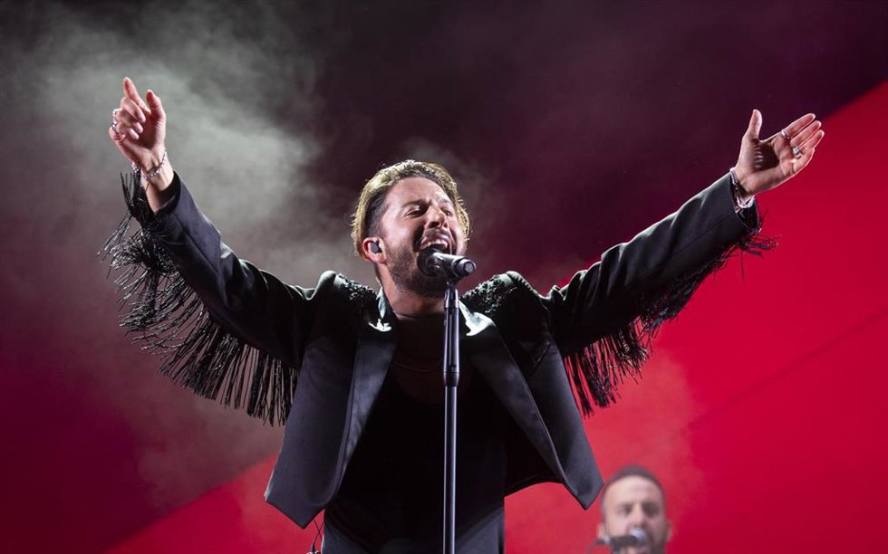 Archivo - El cantante Manuel Carrasco durante el concierto de la gira 'Corazón y Flecha' en el estadio de la Cartuja. (imagen de archivo)  