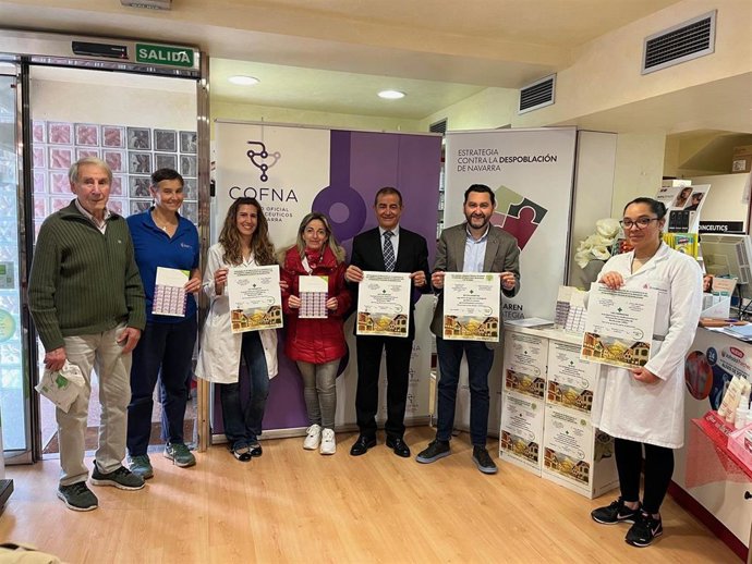 El director general de Administración Local y Despoblación y el presidente del Colegio Oficial de Farmacéuticos de Navarra junto con el resto de participantes en el acto