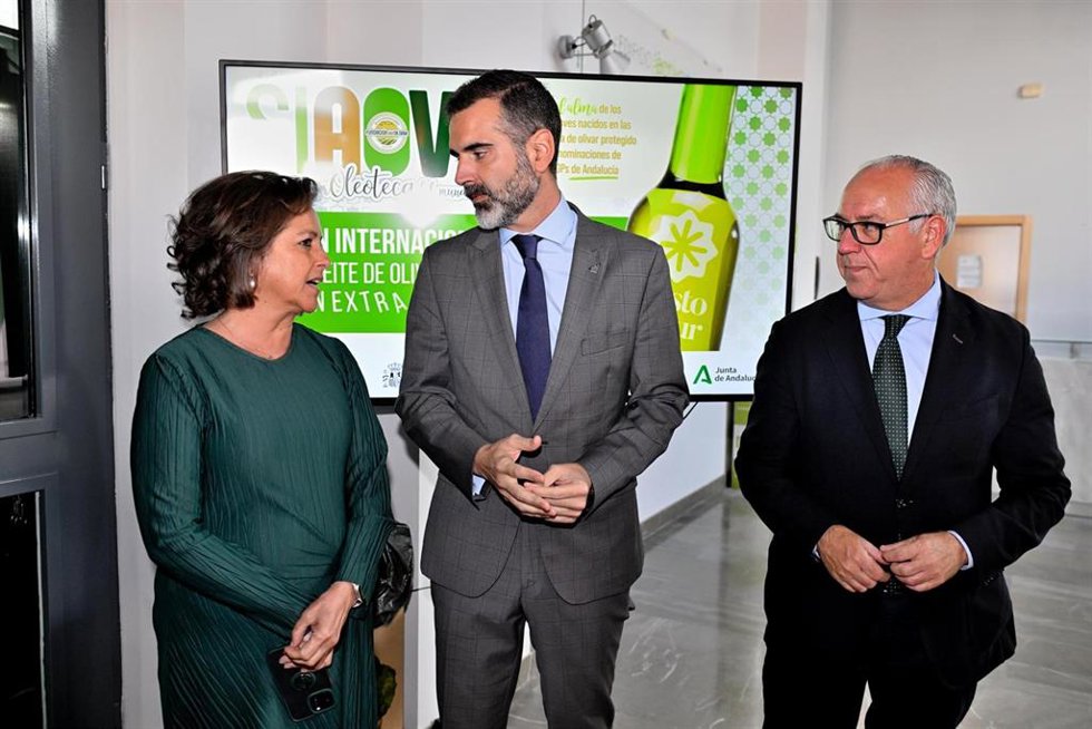 Catalina García y Ramón Fernández-Pacheco, en la entrega de los premios internacionales Expoliva 2025, junto al delegado de la Junta en Jaén, Jesús Estrella.