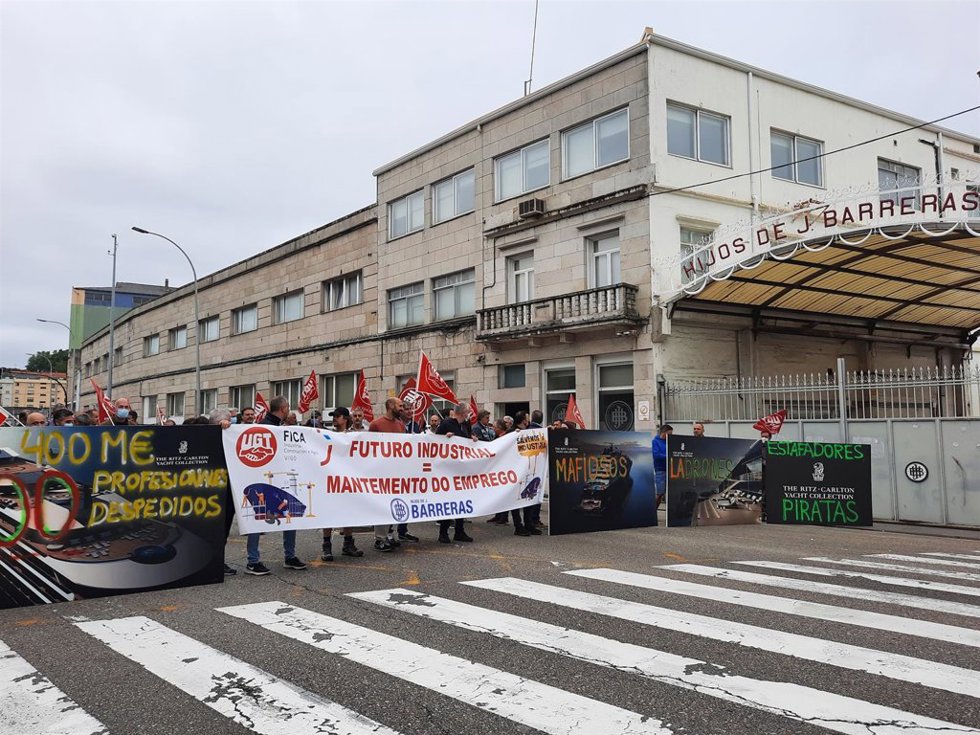 Archivo - Trabajadores de Barreras protestando delante de las instalaciones del astillero.