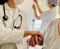 El Consejo Andaluz de Colegios de Médicos solicita una reunión con Moreno para trasladarle la "situación sanitaria"