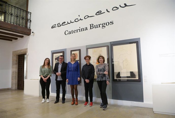 La artista Caterina Brugos, segunda por la derecha, en la presentación de su exposición que desde este jueves acoge el Museo Provincial de Teruel