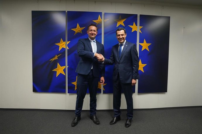 El presidente de la Junta de Andalucía, Juanma Moreno (d.), y el comisario de Agricultura y Alimentación de la Unión Europea, Christophe Hansen, este jueves en Bruselas