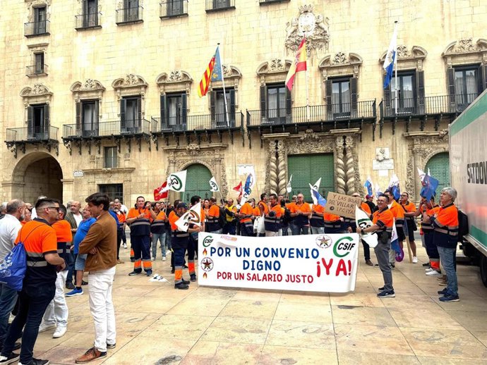 Protesta convocada por el comité de empresa de Netial en la plaza del Ayuntamiento de Alicante ante la "falta de acuerdo" para firmar un nuevo convenio colectivo, el 15 de mayo de 2025