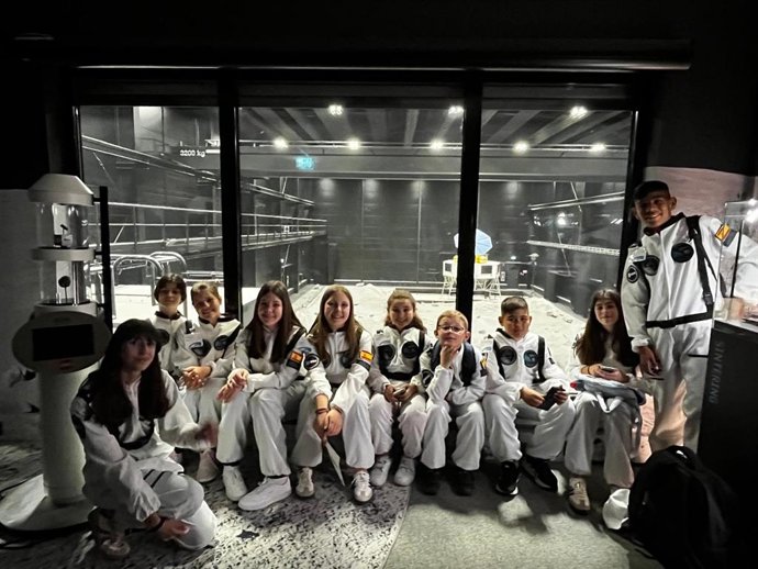 Imagen de la visita de alumnos del colegio San Ignacio del Viar a las instalaciones de las instituciones europeas espaciales en Alemania