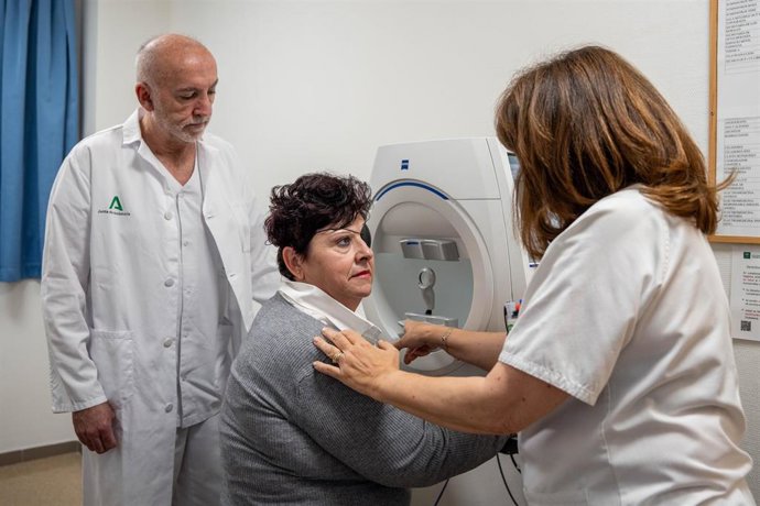 Archivo - Una paciente es atendida en Oftalmología del Hospital Reina Sofía de Córdoba.