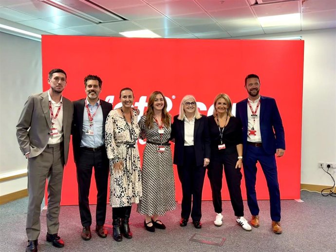 Nuria Montes y Leire Bilbao junto al equipo directivo de Jet2Holidays
