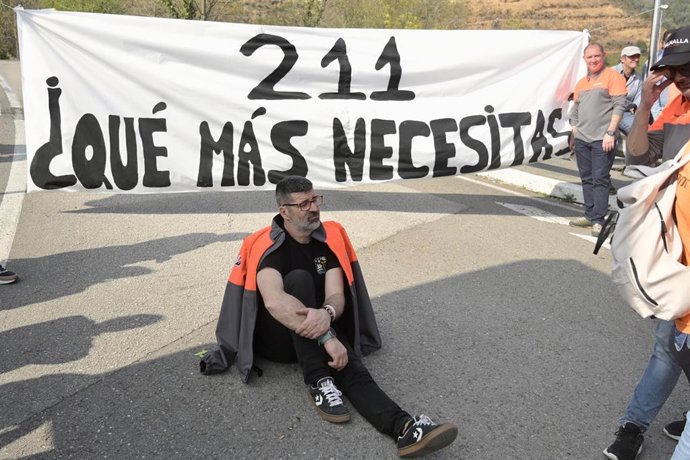 Archivo - Un trabajador durante la huelga de Bridgestone
