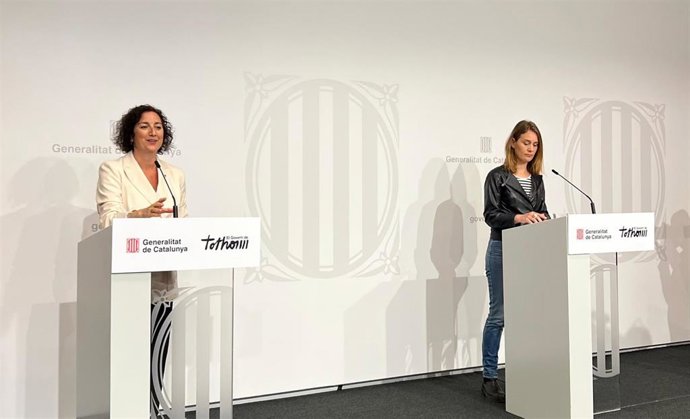 La consellera de Economía y Finanzas de la Generalitat, Alícia Romero, y la líder de los Comuns en el Parlament, Jéssica Albiach, en una rueda de prensa
