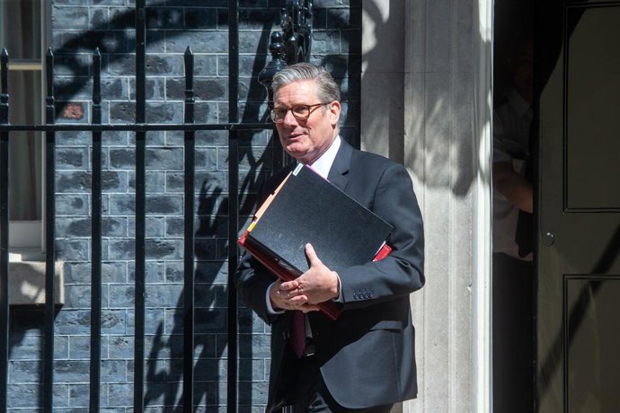 14 de maio de 2025, Londres, Inglaterra, Reino Unido: O primeiro-ministro do Reino Unido, KEIR STARMER, é visto saindo da 10 Downing Street antes da sessão de perguntas do primeiro-ministro na Câmara dos Comuns.