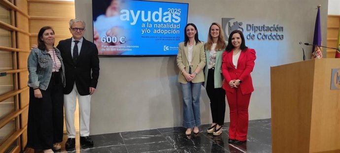 El presidente de la Diputación, Salvador Fuentes; la delegada de Presidencia, Marta Siles; la delegada de Derechos Sociales, Irene Aguilera, y la delegada de Desarrollo Tecnológico, Sara Alguacil, presentan las ayudas a la natalidad.