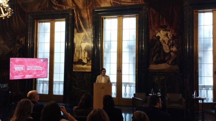 La presidenta de Barcelona Activa, Raquel Gil, inaugura el acto commemorativo del 1 de mayo.