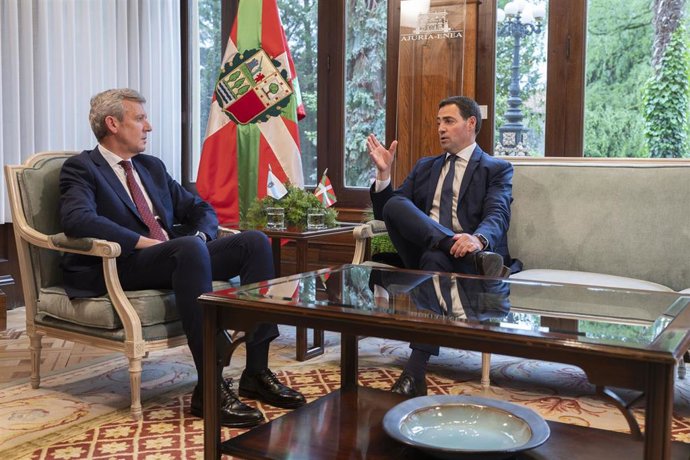 El presidente de la Xunta de Galicia, Alfonso Rueda, y el lehendakari, Imanol Pradales.