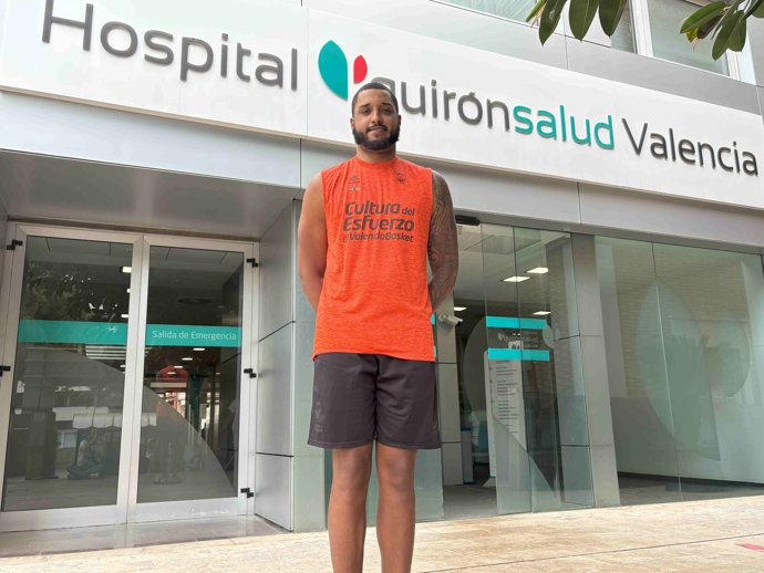 El pívot Joel Soriano posa tras pasar el reconocimiento médico con el Valencia Basket