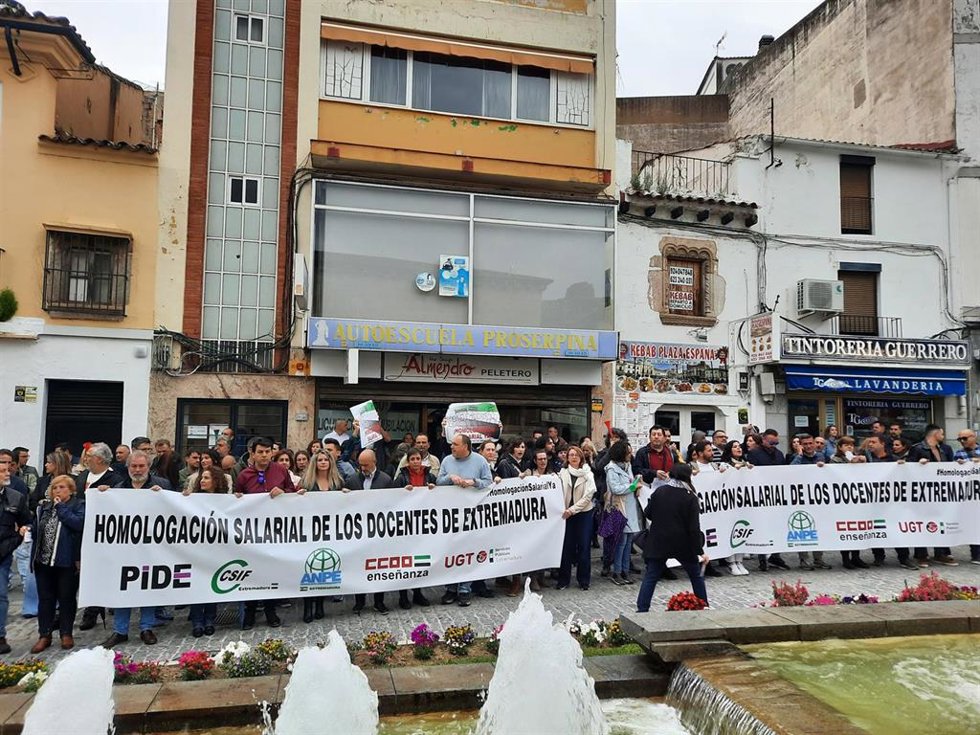 Concentración frente a Presidencia de la Junta de Extremadura para pedir la homologación salarial de los docentes el pasado 30 de abril.