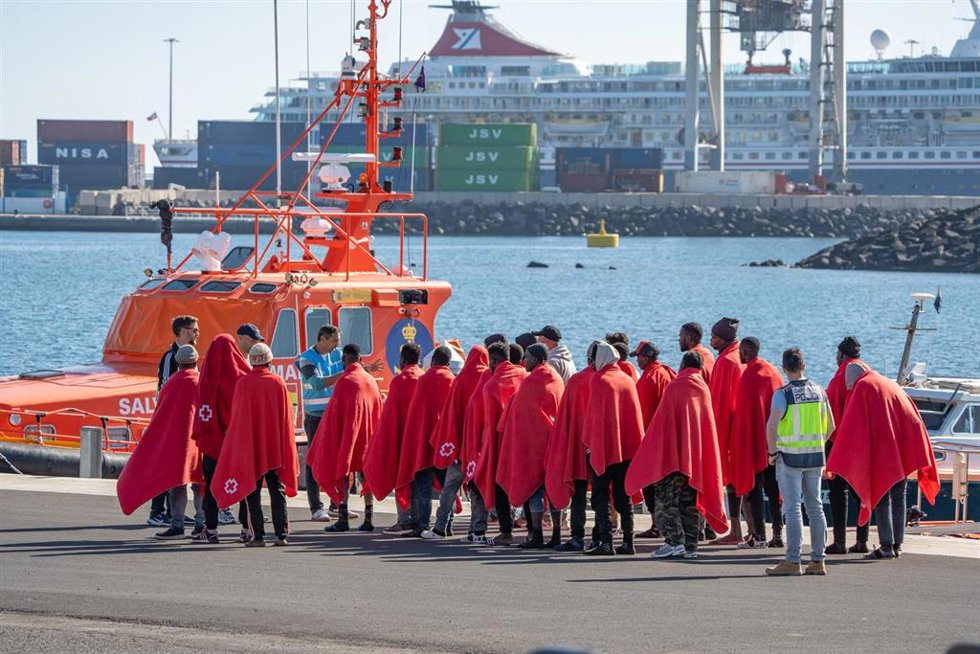 Archivo - Llegada de un cayuco a Lanzarote con 27 personas a bordo, el pasado febrero