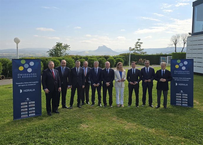 Los presidentes de las diputaciones andaluzas posan en Antequera (Málaga) durante la jornada sobre la gestión del agua.