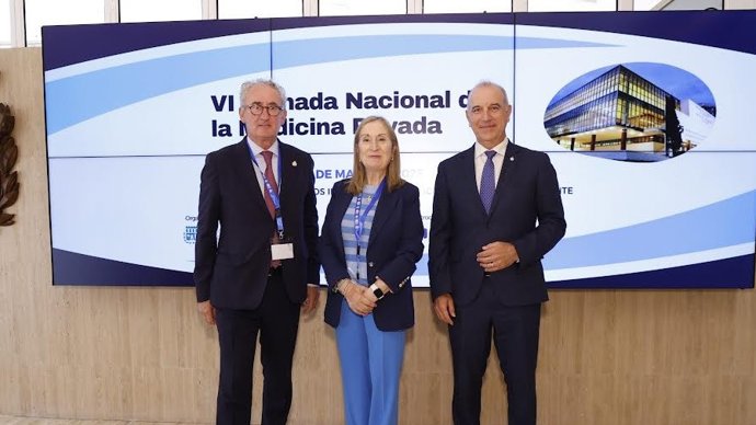El presidente de la OMC, Tomás Cobo (i); la presidenta de AMA, Ana Pastor (c), y el presidente del COMA, Hermann Schwarz (d), en la VI Jornada Nacional de la Medicina Privada en el Palacio de Congresos del COMA, el 15 de mayo de 2025