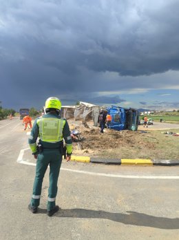 Accidente de tráfico por salida de la vía y vuelco de un camión.