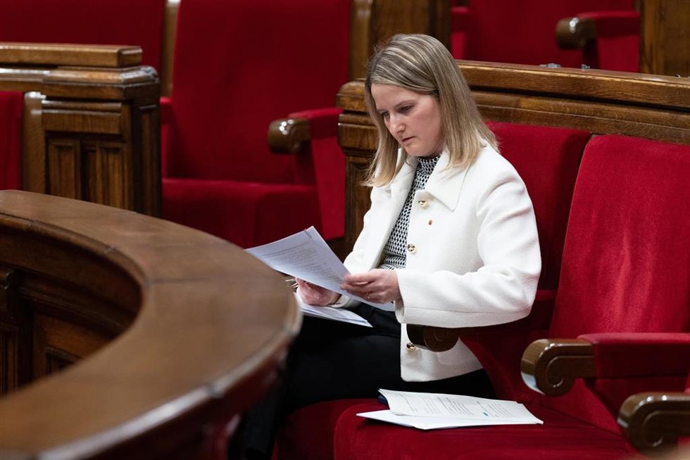 Archivo - La consellera de Derechos Sociales e Inclusión, Mnica Martínez, durante una sesión plenaria en el Parlament de Catalunya, a 17 de diciembre de 2024, en Barcelona, Catalunya (España). Desde el hoy por la tarde hasta el jueves, 19 de diciembre,