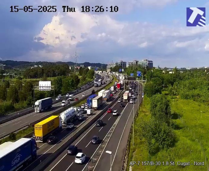 Retención por un accidente entre dos camiones en la AP-7