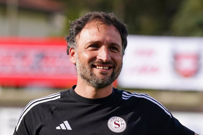 FILED - 03 May 2025, Switzerland, Geneva: The then Geneva coach Jose Barcala reacts during a training session. Spaniard José Barcala has been appointed coach of the Bayern Munich women's team and will receive a two-year contract until 2027, the club said 