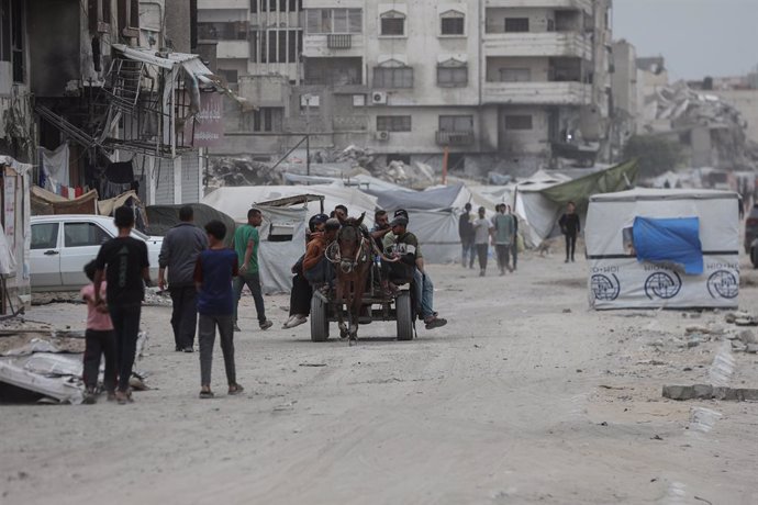 April 30, 2025, Gaza City, Gaza Strip, Palestinian Territory: Palestinians walk amidst dust during a sand storm in Gaza City on April 30, 2025. The UN food agency, one of the main providers of food assistance in the besieged Palestinian territory said on 
