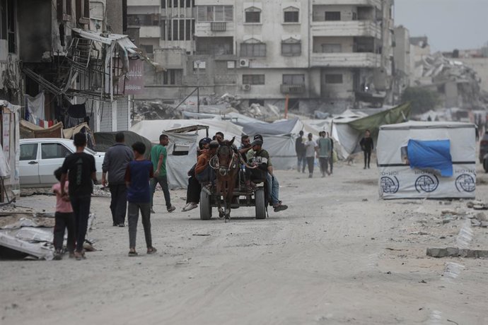30 de abril de 2025, Cidade de Gaza, Faixa de Gaza, Território Palestino: Palestinos caminham em meio à poeira durante uma tempestade de areia na Cidade de Gaza em 30 de abril de 2025. A agência de alimentos da ONU, um dos principais fornecedores de assis