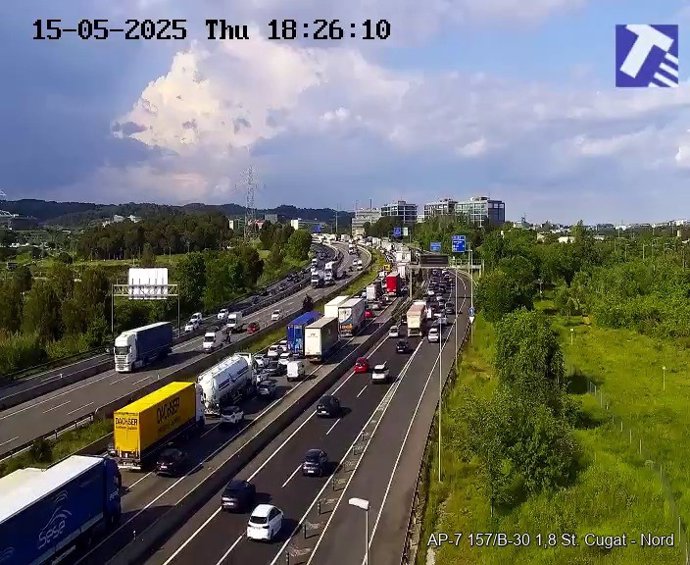 Retenció per un accident entre dos camions a l'AP-7