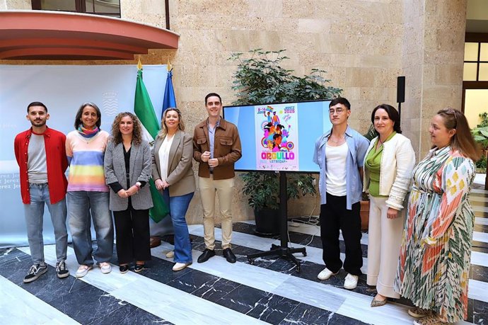 Los concejales en el Ayuntamiento de Jerez, Jaime Espinar, Nela García, Susana Sánchez, y la presidenta de Jerelesgay, Susana Domínguez, presentan el Orgullo.