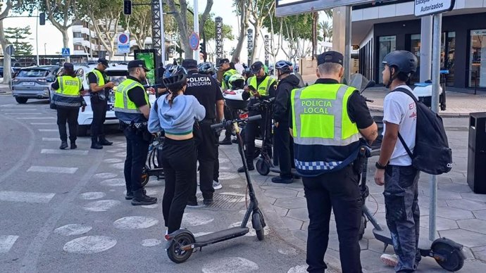 Agentes de la Policía Local de Benidorm realizan controles en patinetes eléctricos
