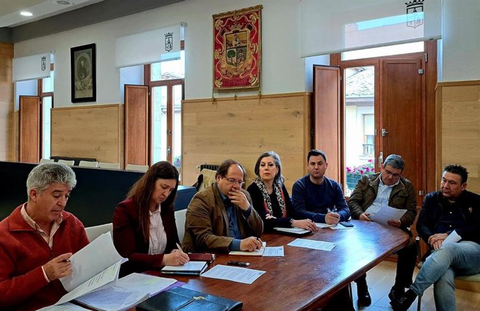 Imagen de la reunión mantenida por el alcalde de La Bañeza, Javier Carrera de Blas, con representantes políticos y sindicales este jueves