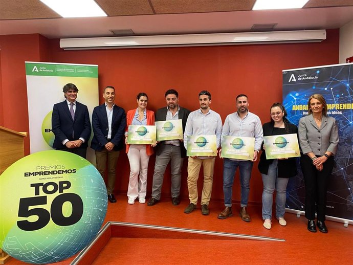 Responsables de las empresas, junto a representantes de la organización.