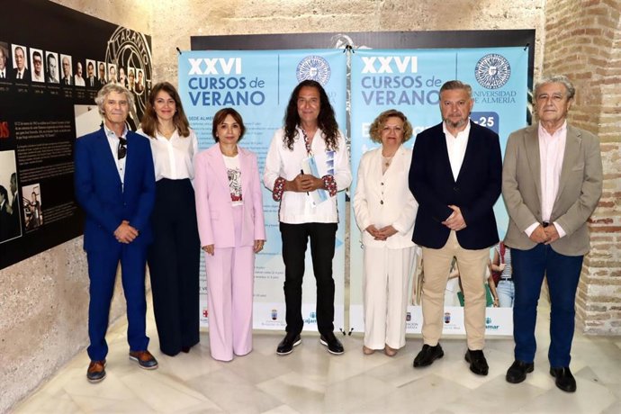 Tomatito, junto a representantes de la UAL, el Ayuntamiento de Almería y la Peña El Taranto, durante la presentación de la décima edición del curso La ‘Sonanta’.