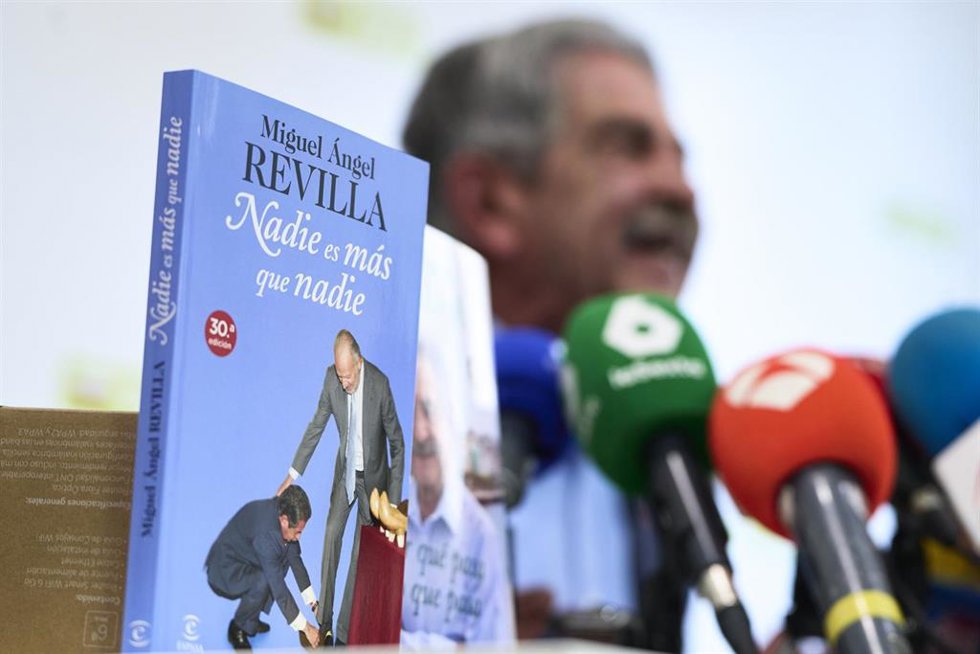 Archivo - El secretario general del PRC y expresidente de Cantabria, Miguel Ángel Revilla, durante una rueda de prensa, a 2 de abril de 2025, tras anunciarse la demanda del rey emérito 